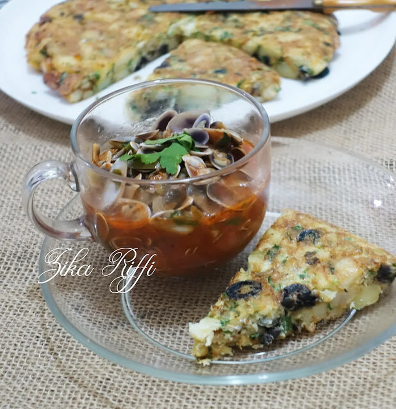 Tellines sauce tomate à l'ail et omelette aux olives noires