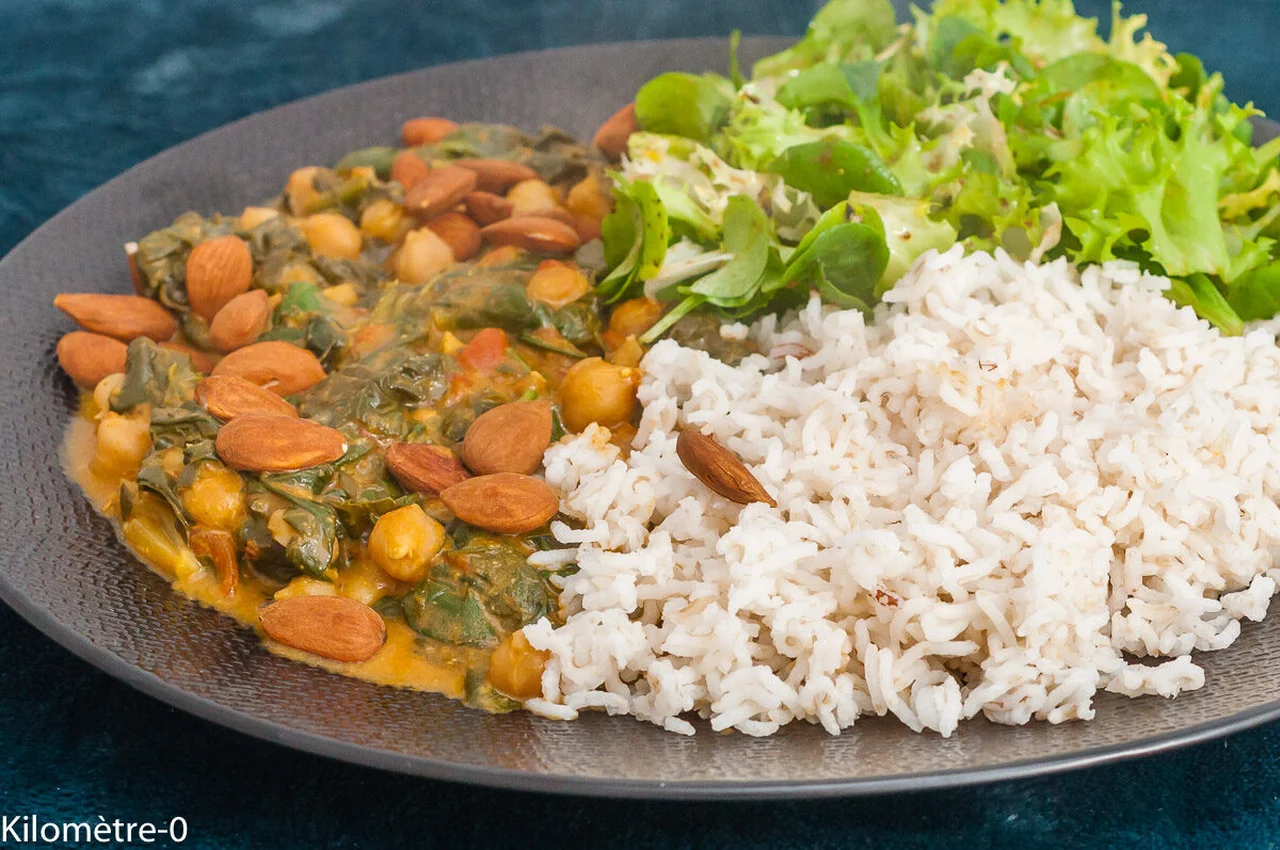 Chili de pois chiches aux épinards et amandes