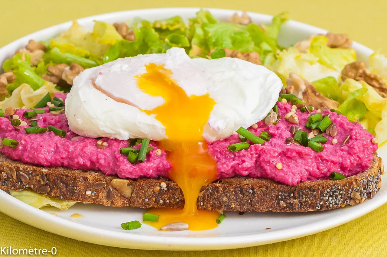 Houmous de betterave aux oeufs pochés
