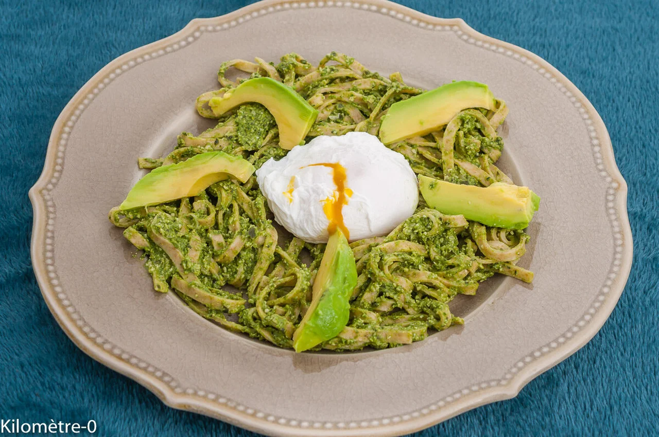 Pâtes, épinards, graines de courge et œufs pochés