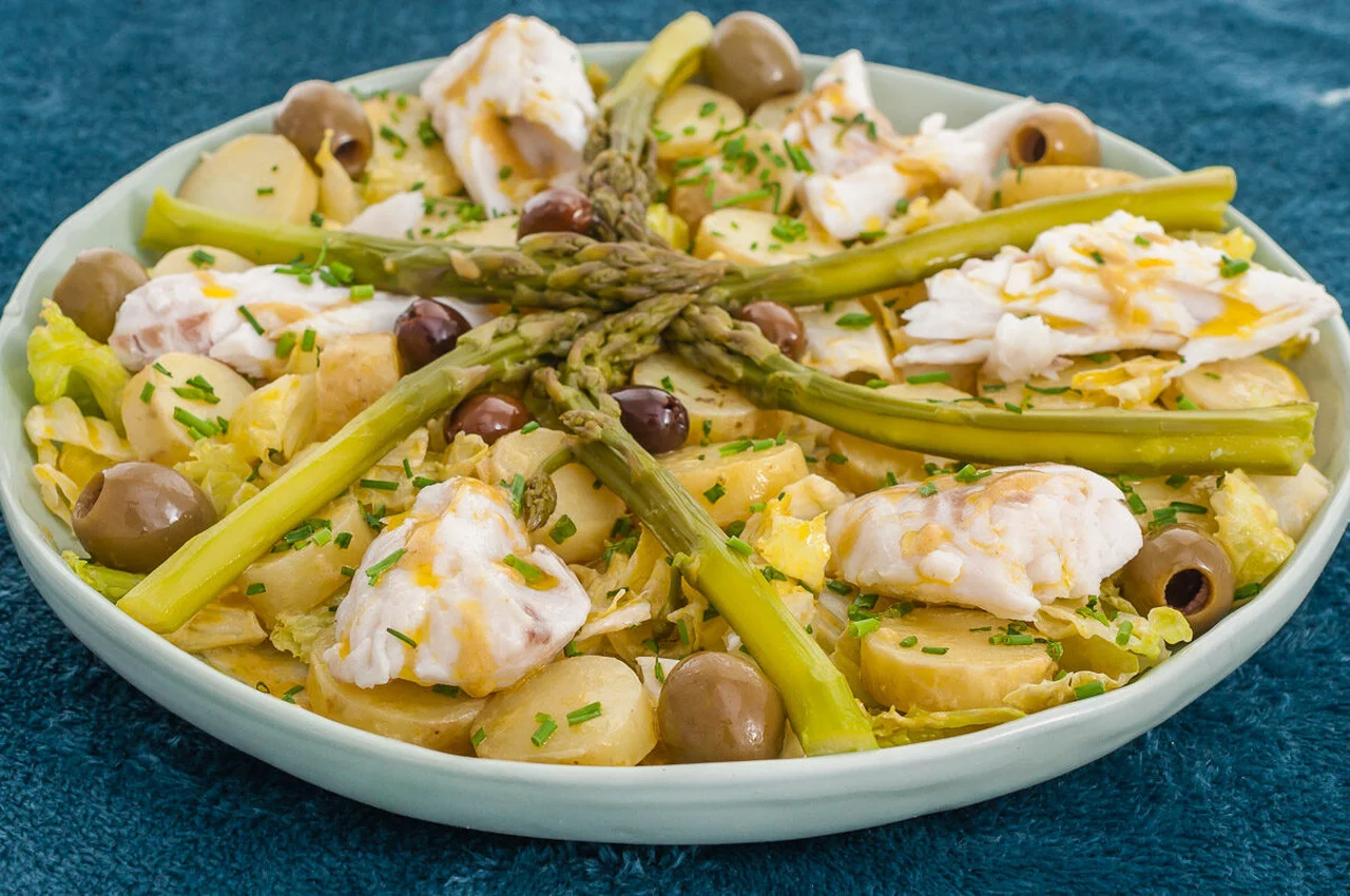 Salade de merlu, pommes de terre, asperges et olives