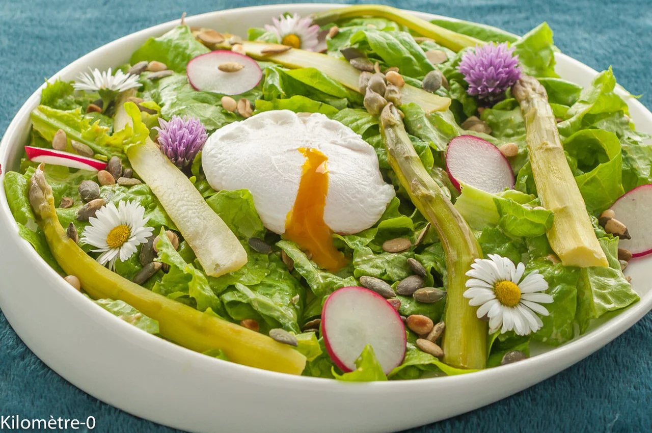 Salade printanière asperges vertes, œuf poché et fleurs