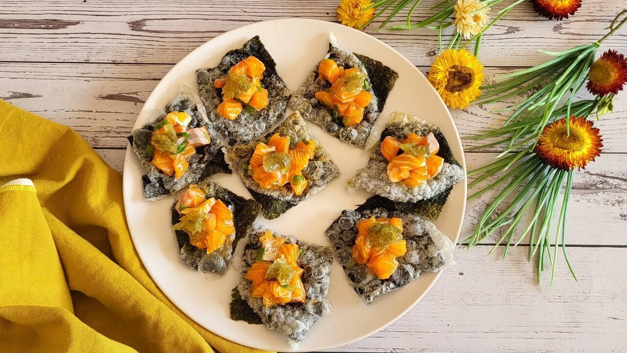 Chips de nori et tartare de saumon