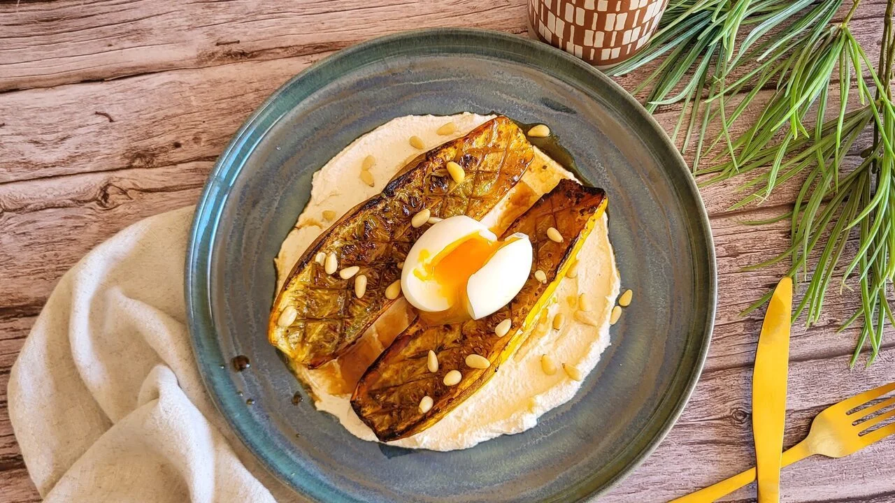 Courgette rôtie, œuf mollet et sauce cottage cheese