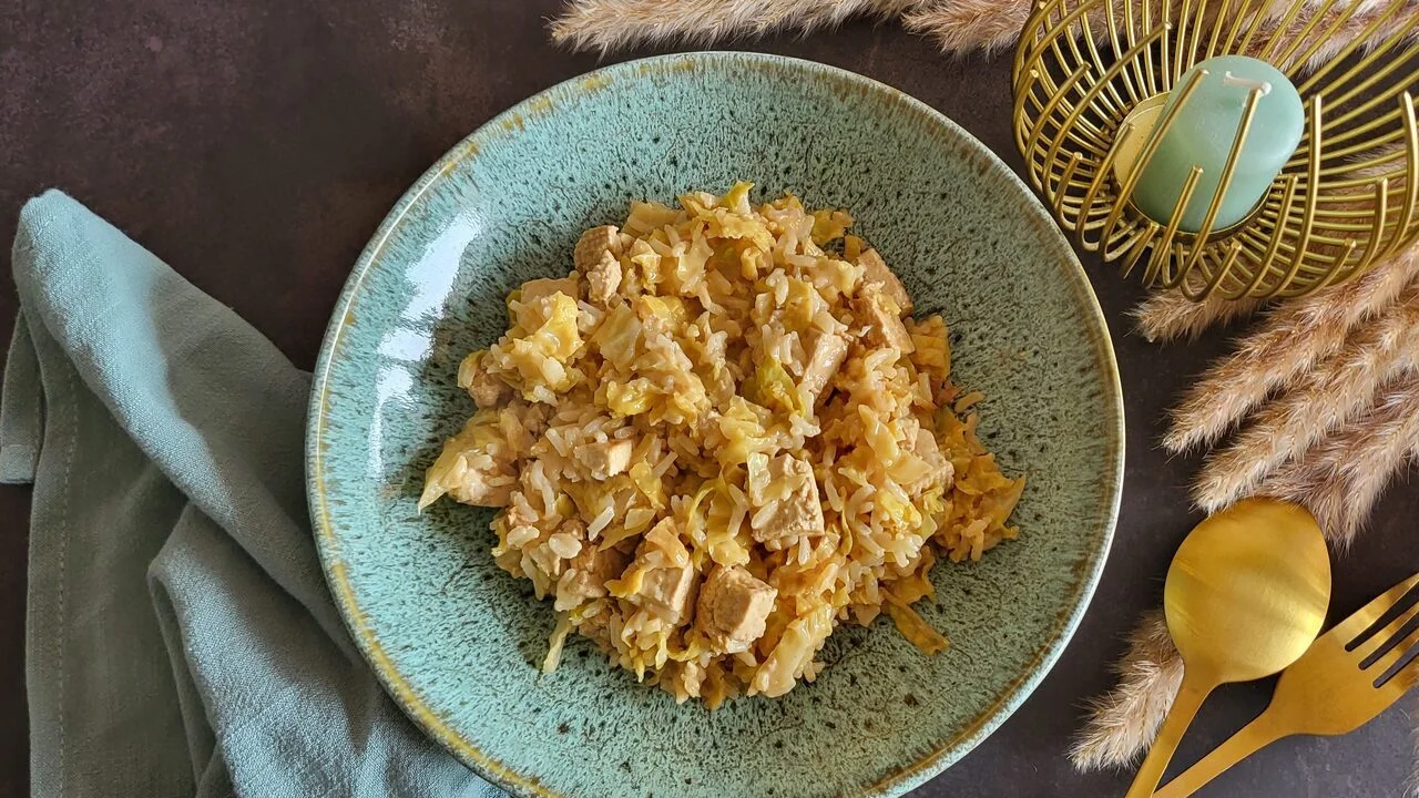Riz sauté au chou vert, tofu et sauce cacahuètes