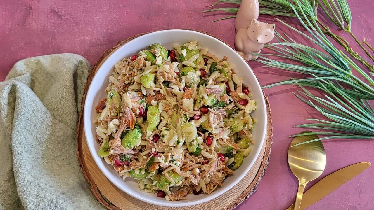 Salade d'orzo au pulled pork, choux et grenade