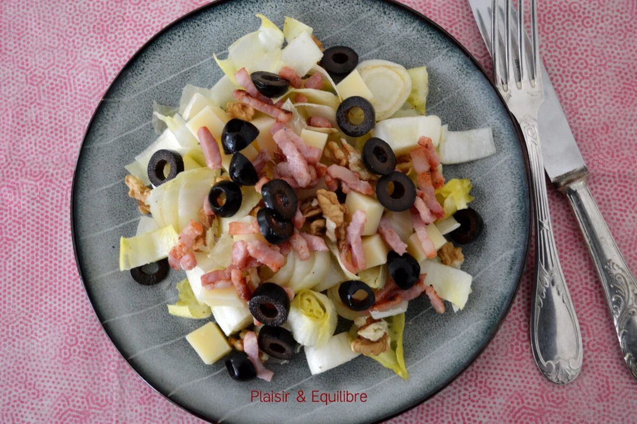 Salade d'endives aux lardons, comté, olives et noix