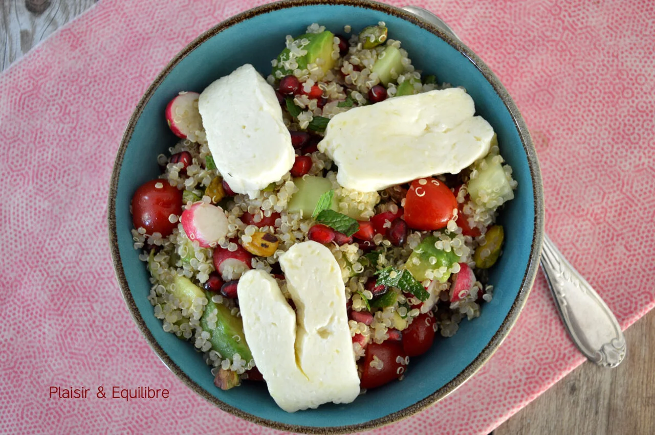 Salade de quinoa au halloumi, grenade et pistaches