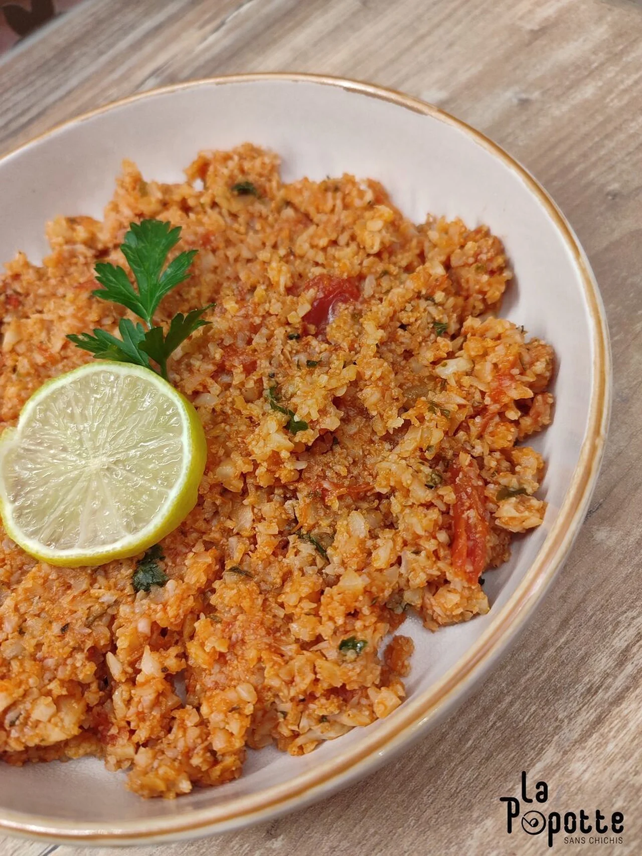 Riz de chou-fleur, tomates, cumin et citron vert