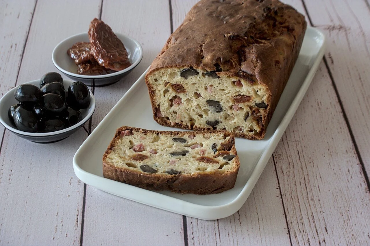 Cake salé bananes, olives noires et tomates séchées