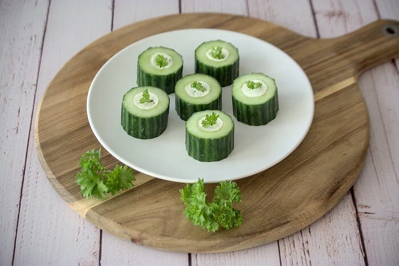 Concombre farci au fromage frais et herbes