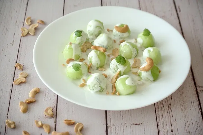 Salade de concombre à la menthe et aux noix de cajou