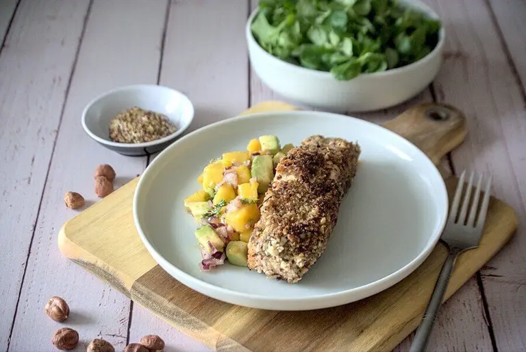 Saumon en croûte de noisettes, salsa mangue et avocat