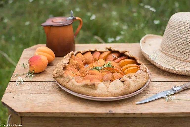 Tarte abricots romarin façon rustique