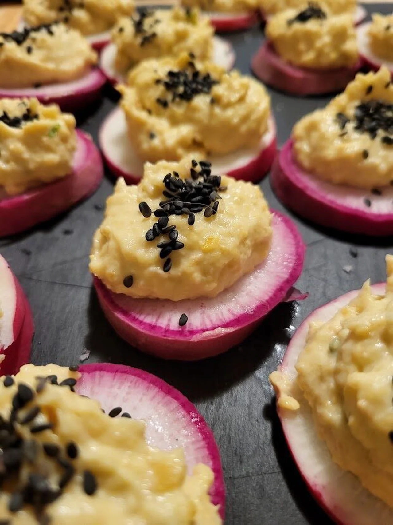 Amuse-bouche de radis et houmous