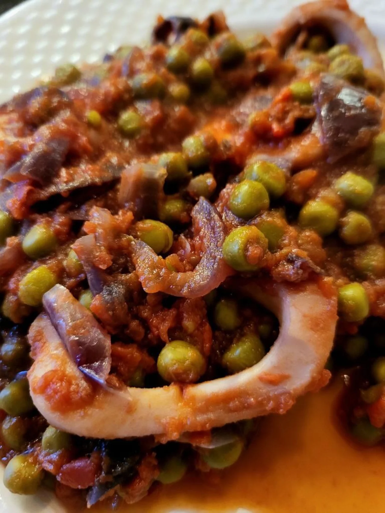 Anneaux de calamar et petits pois
