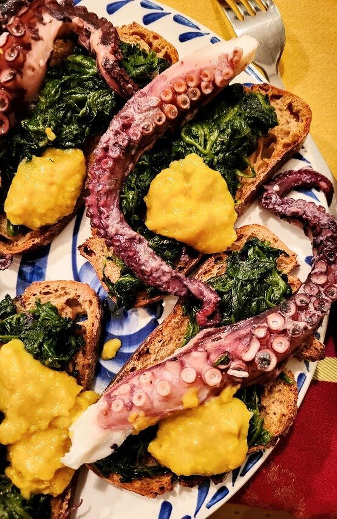 Bruschetta au poulpe, épinard et sauce mandarine