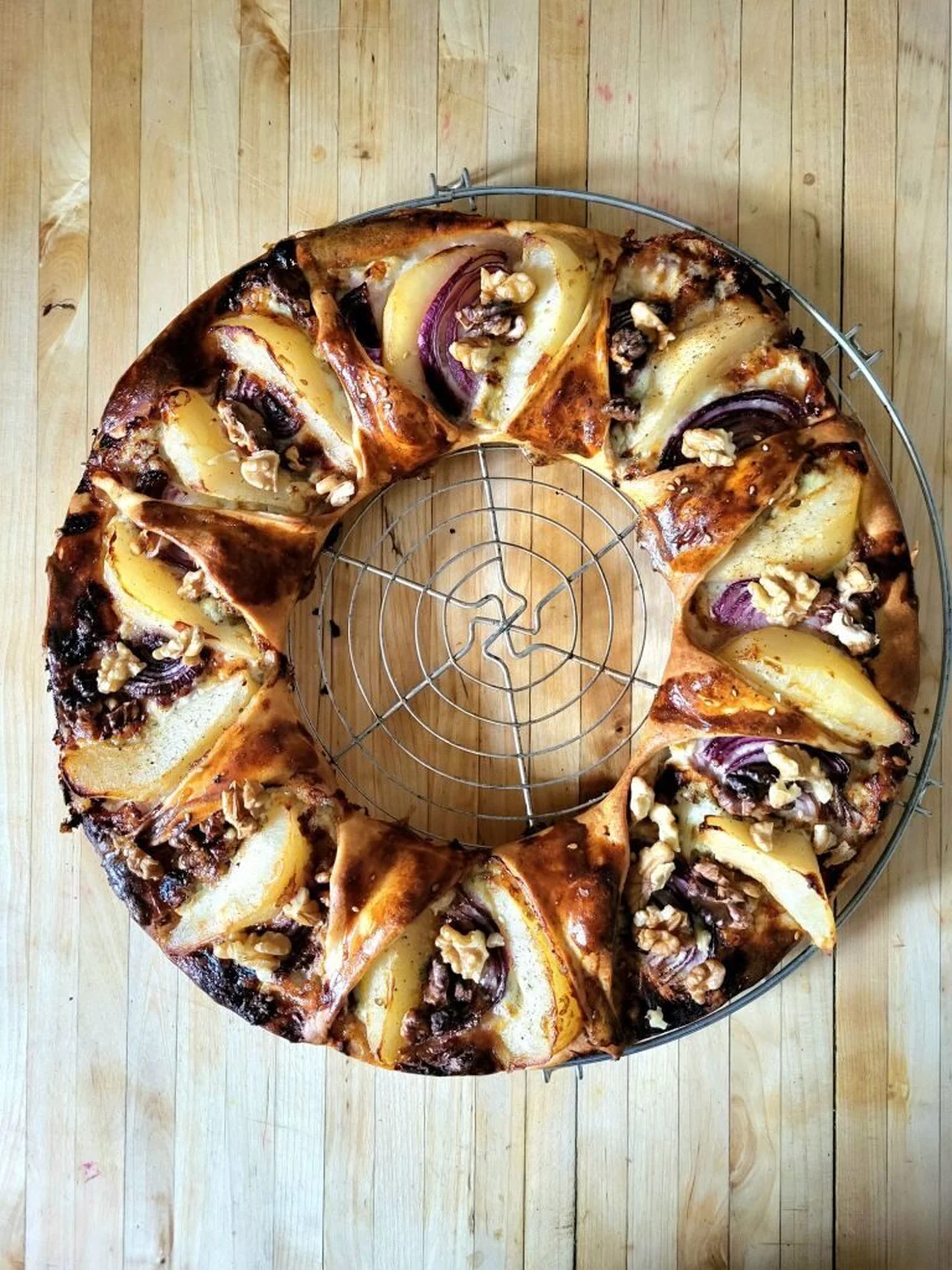 Couronne d'apéro automne poires, roquefort et noix