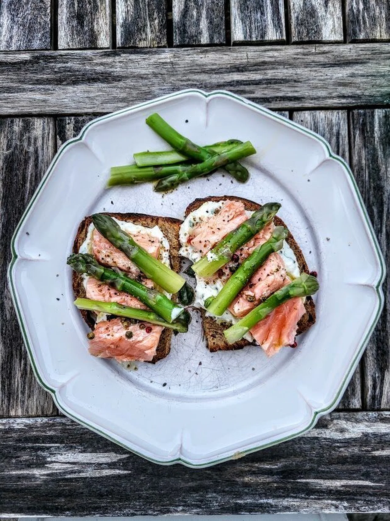 Crostini au saumon, asperges, ricotta