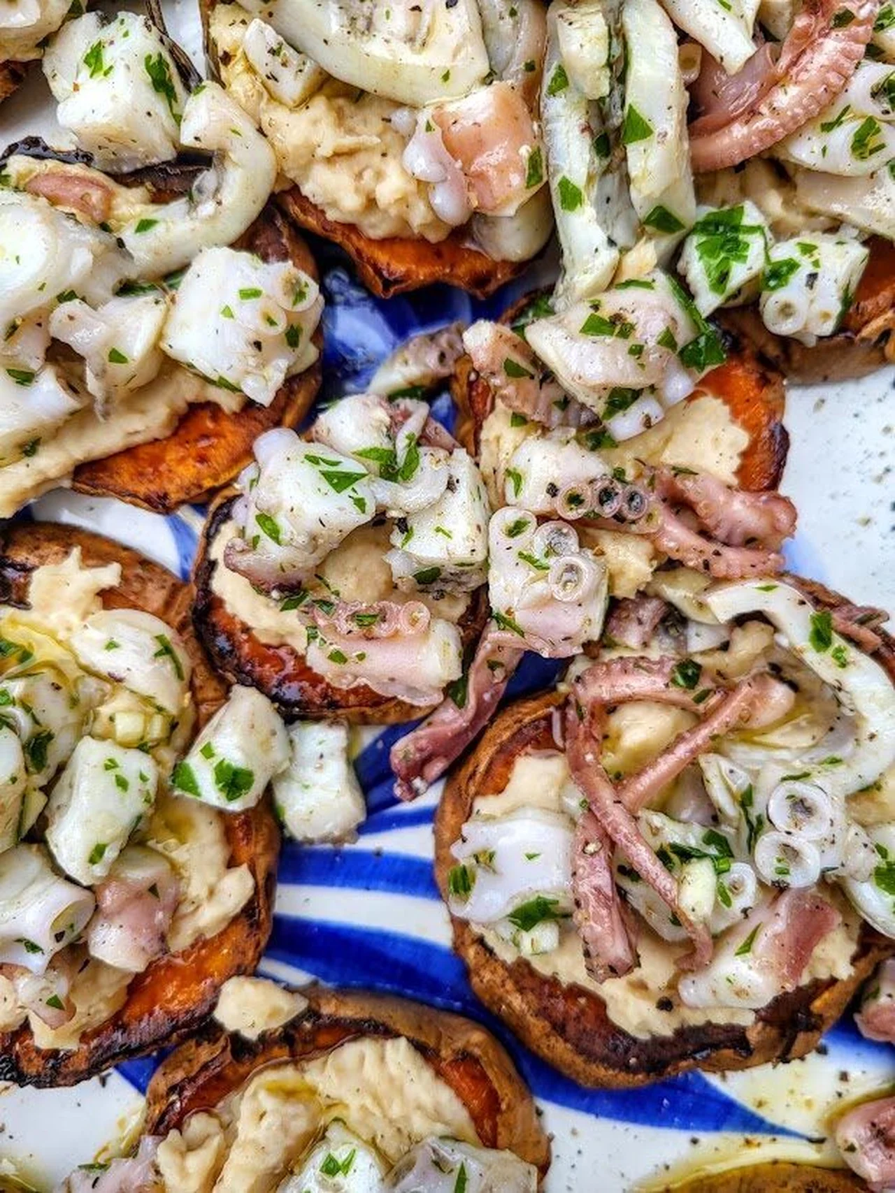 Crostini patate douce, poulpes et crème de cannellini