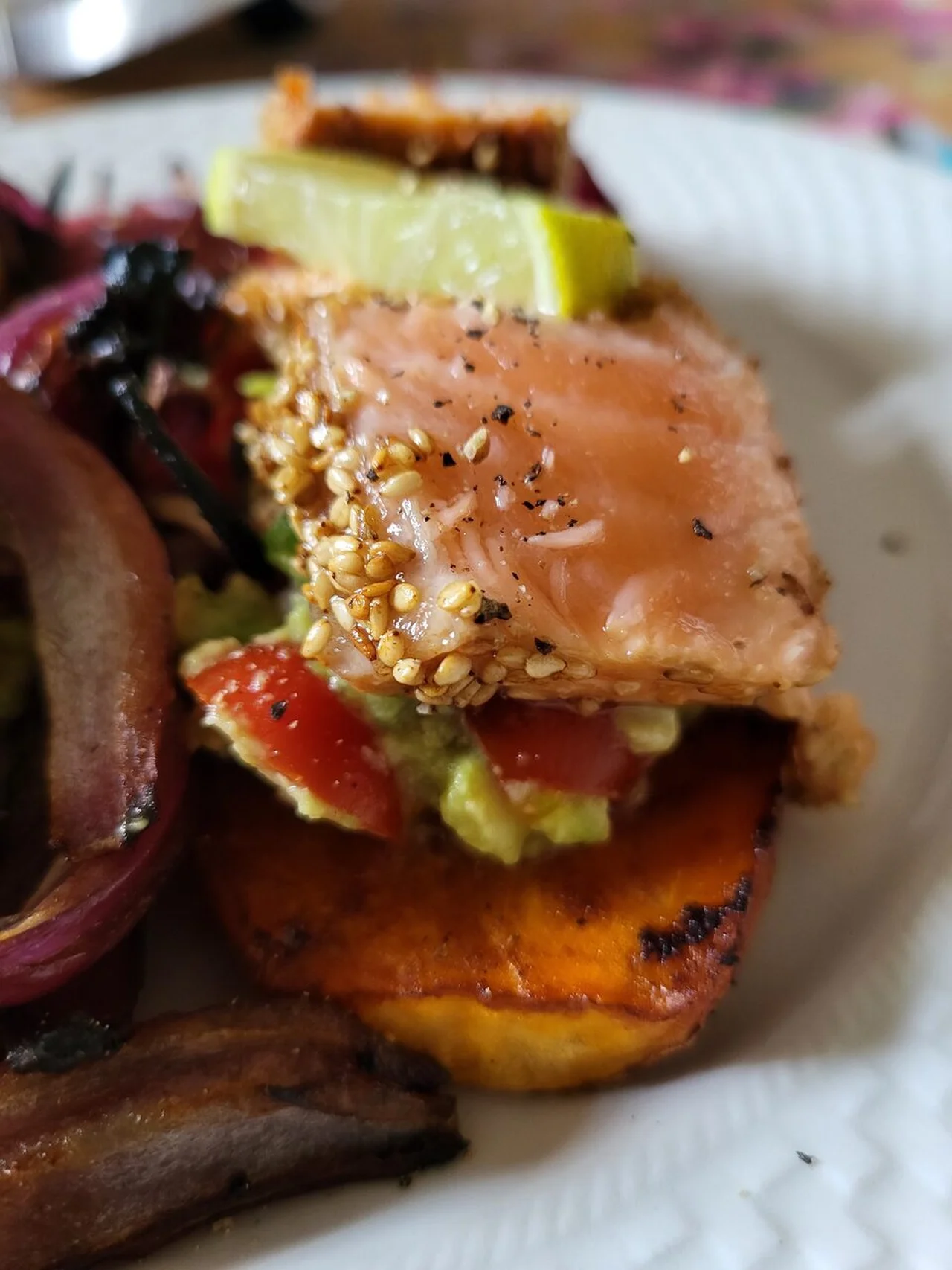 Crostino patate douce, guacamole et saumon teriyaki