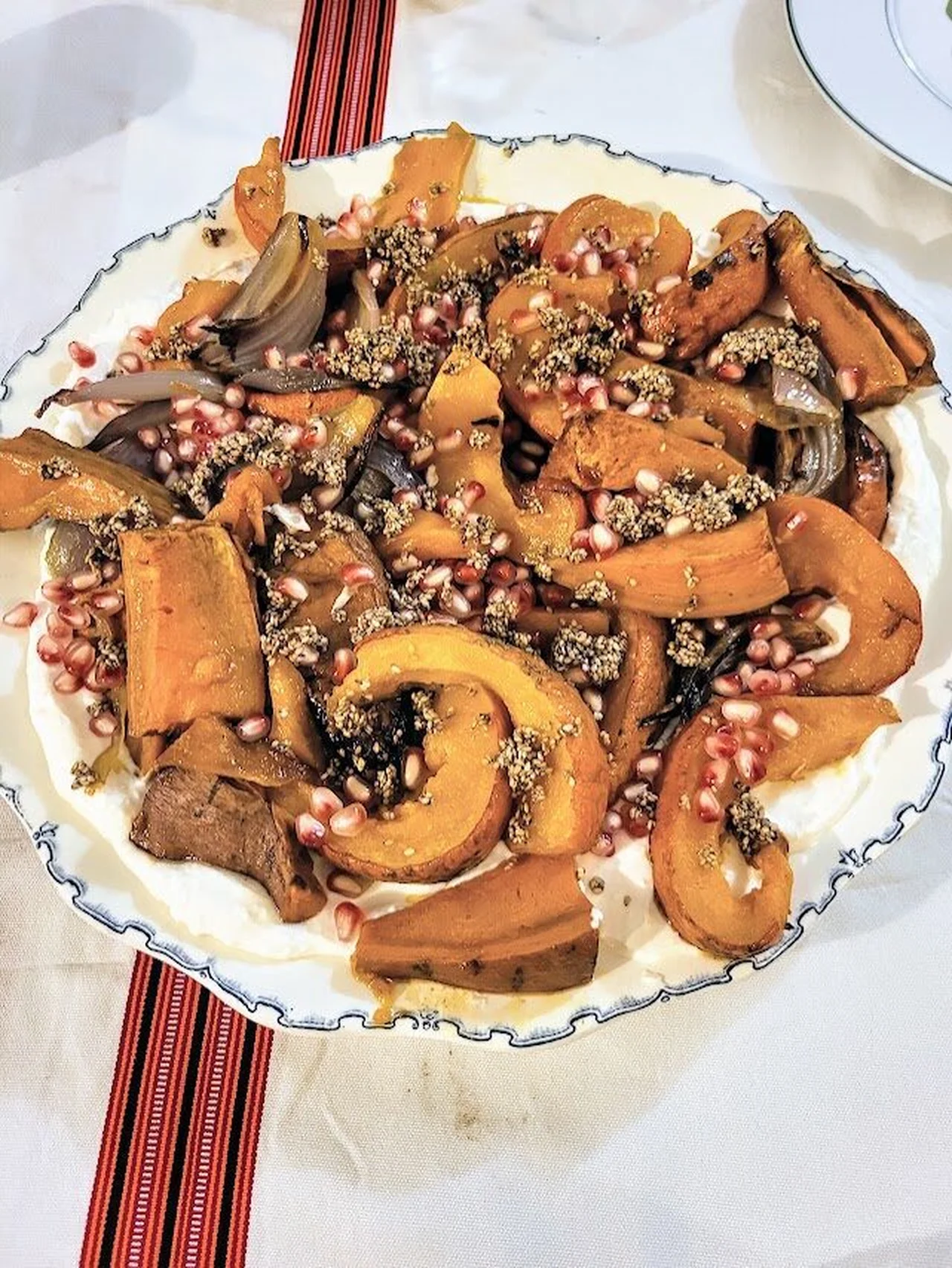 Légumes d'hiver rôtis sur crème de feta au miel