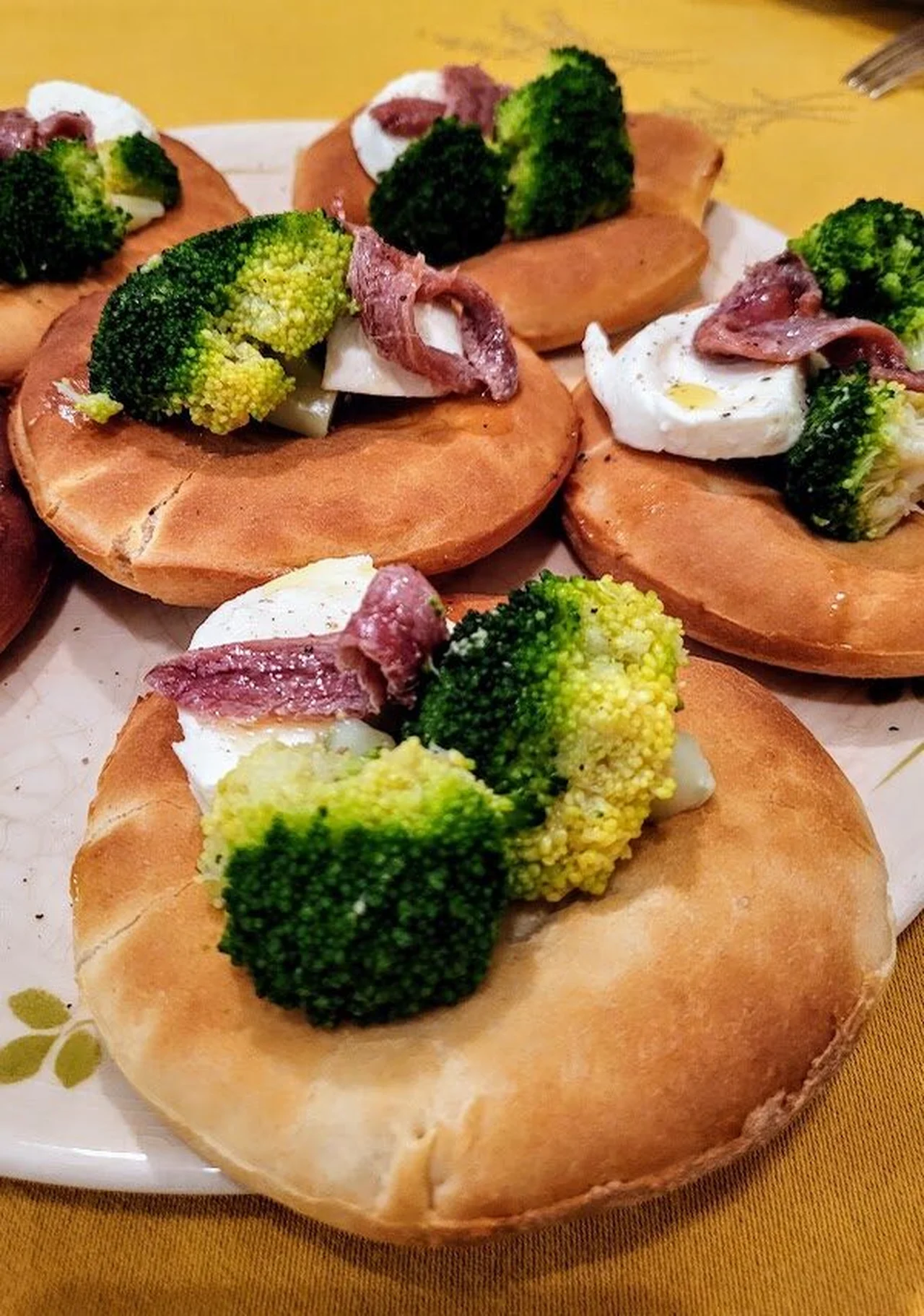 Mini focaccia brocoli, bufflonne, anchois