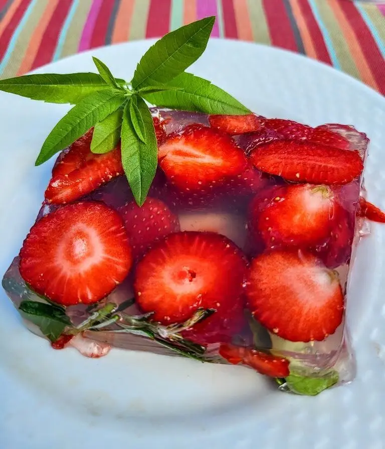 Terrine de fraises aux herbes