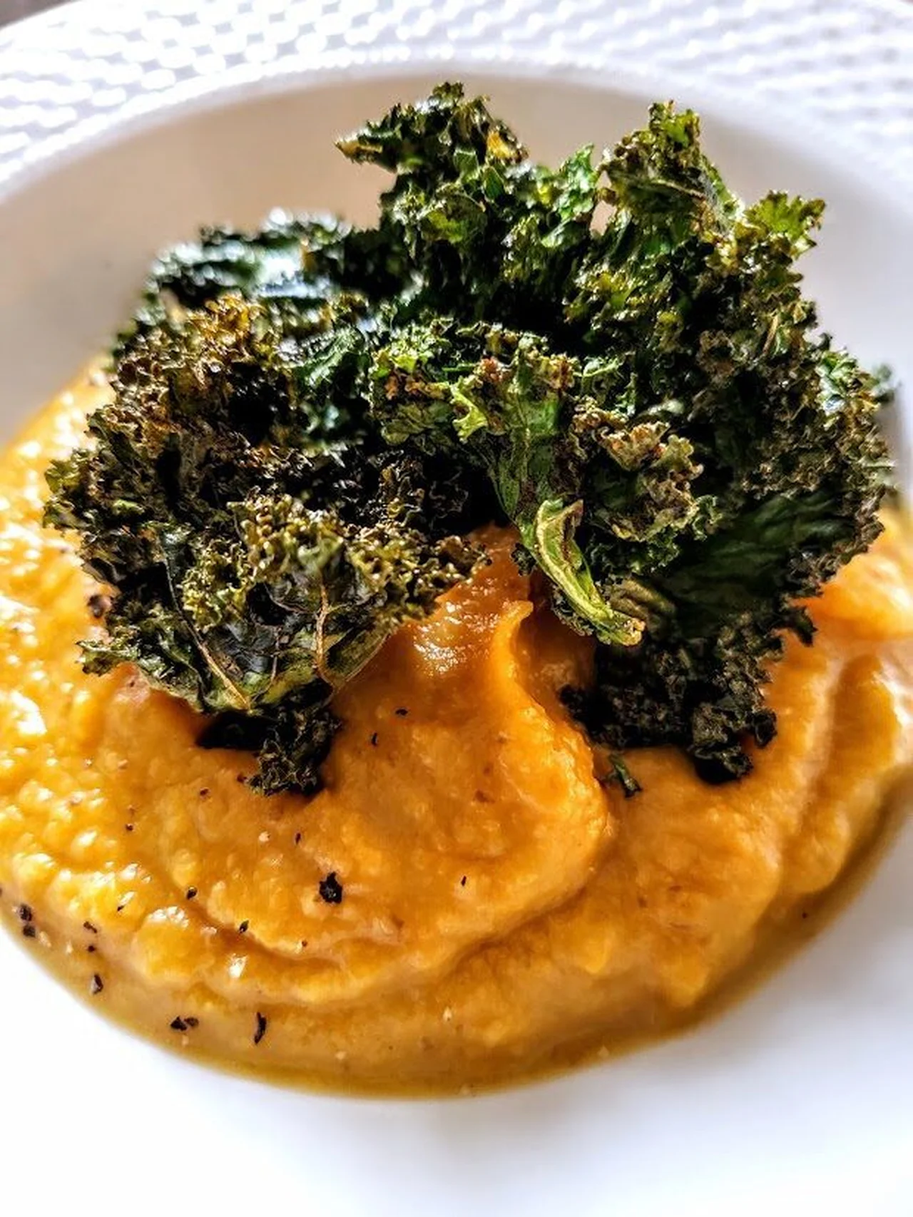 Velouté de butternut, chips de chou kale