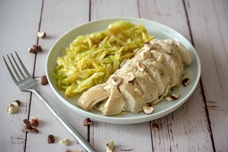 Poêlée de chou au poulet et aux épices