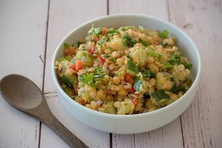 Salade de lentilles corail aux légumes frais
