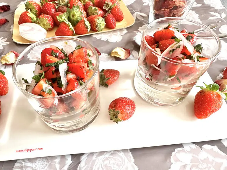 Salade de fraises, échalote, ciboulette, menthe
