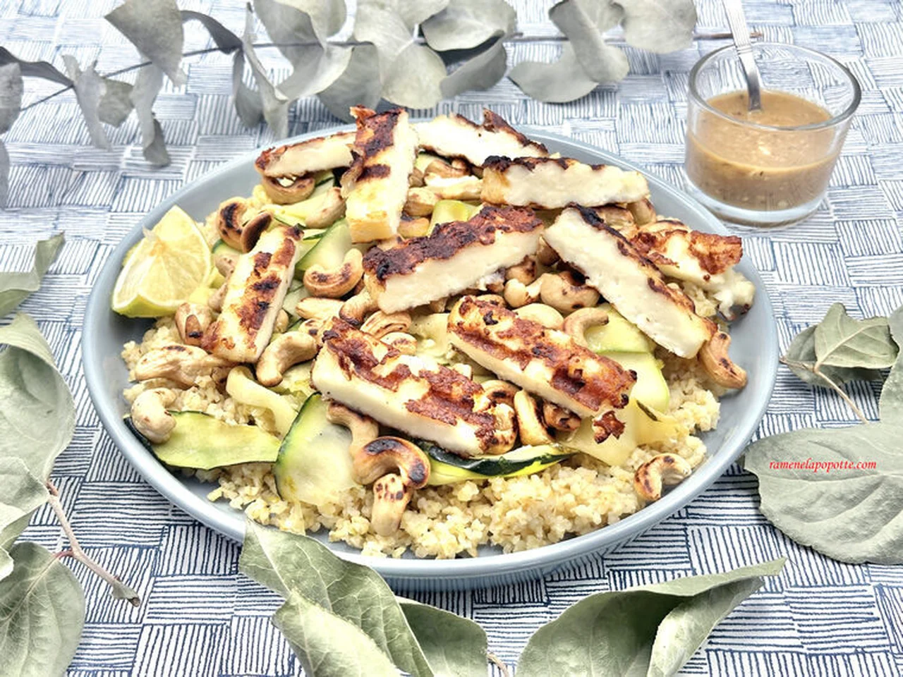 Tagliatelles de courgettes, boulgour et halloumi