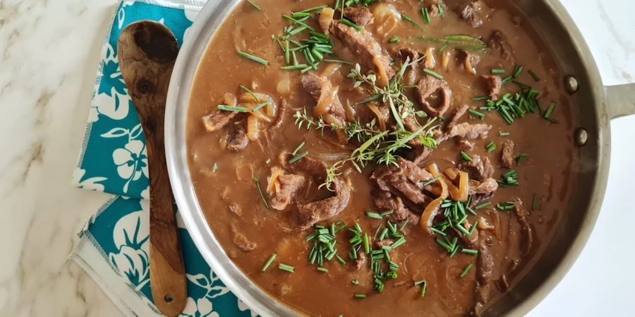 Bœuf sauté aux oignons