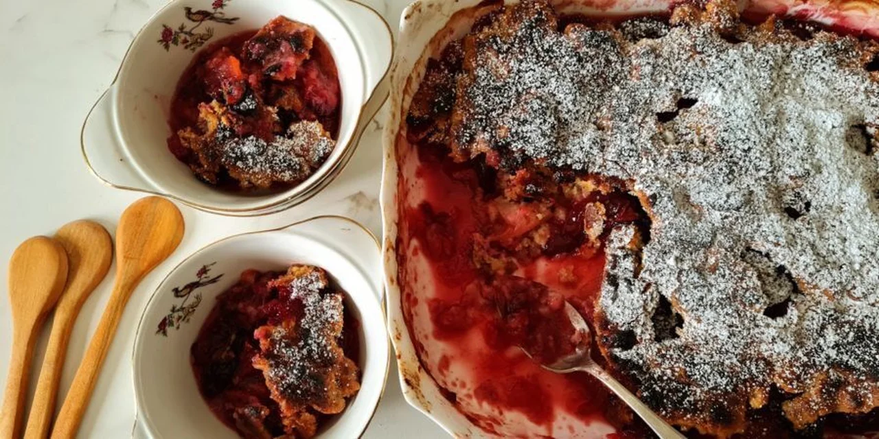 Cobbler aux prunes rouges et aux pommes