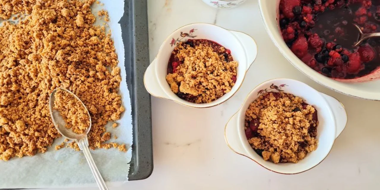 Crumble aux noisettes et salade de fruits congelés