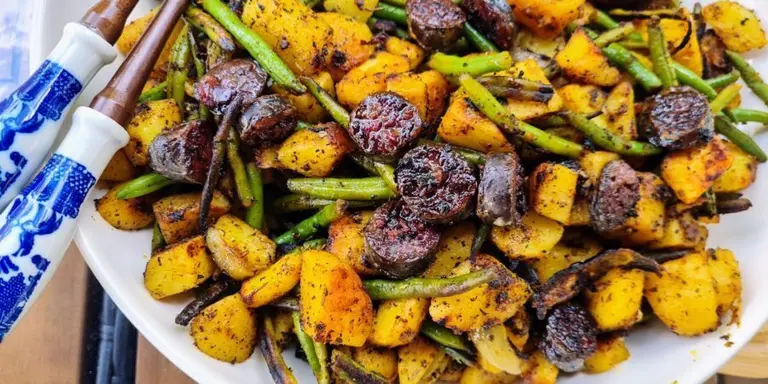 Poêlée de pommes de terre, figatelli à la plancha