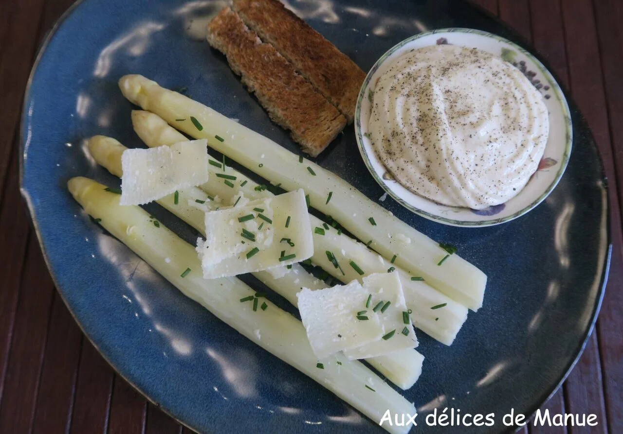 Asperges blanches mousse de parmesan poivre de Kampot