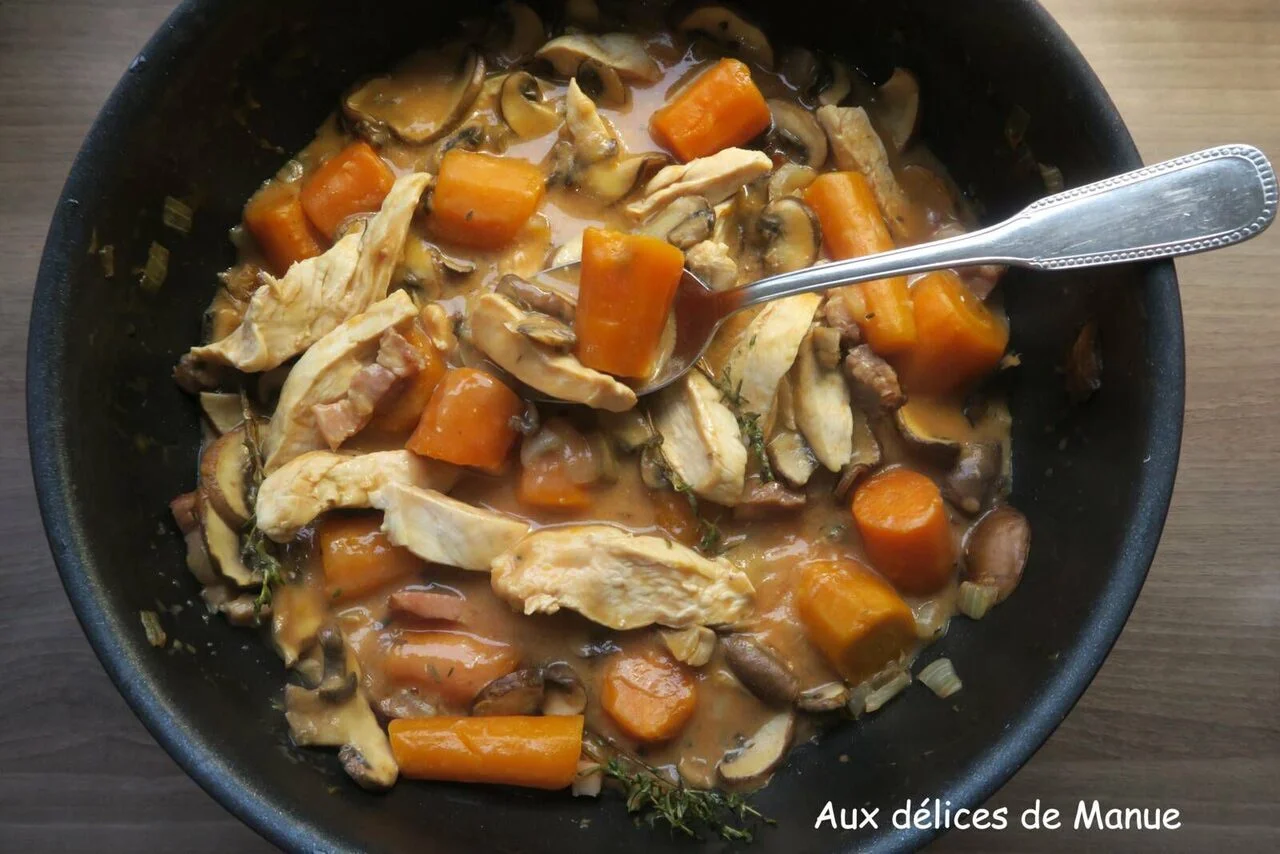 Fricassée de poulet aux carottes et champignons