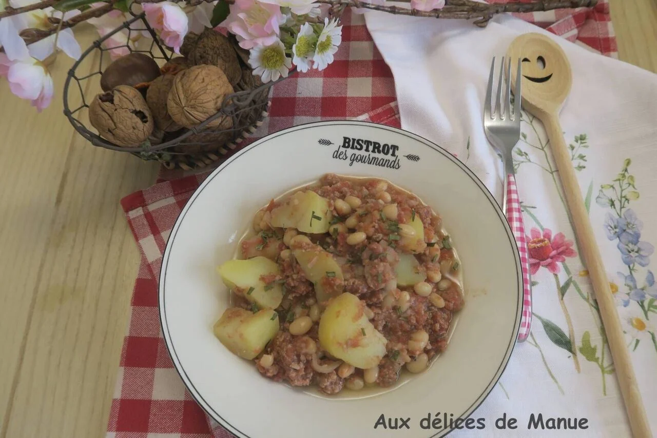 Haricots blancs et pommes de terre en sauce tomate au bœuf haché
