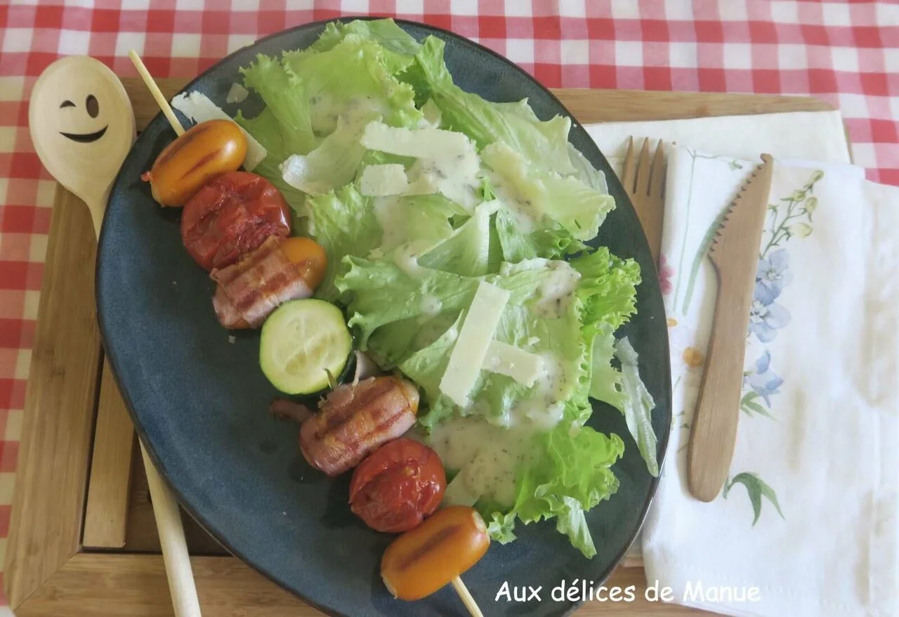 Brochettes de saucisses, poitrine fumée et tomate
