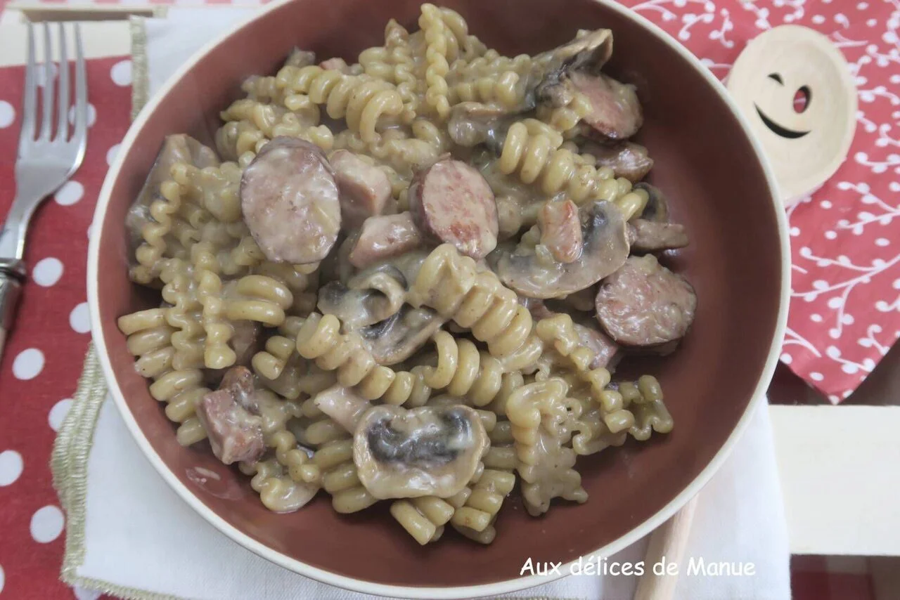 One pot pasta saucisse fumée, lardons et champignons