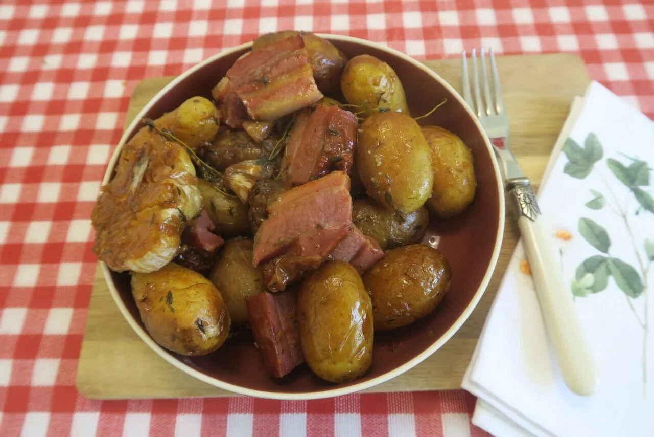 Pommes de terre primeur au jus de thym et poitrine fumée