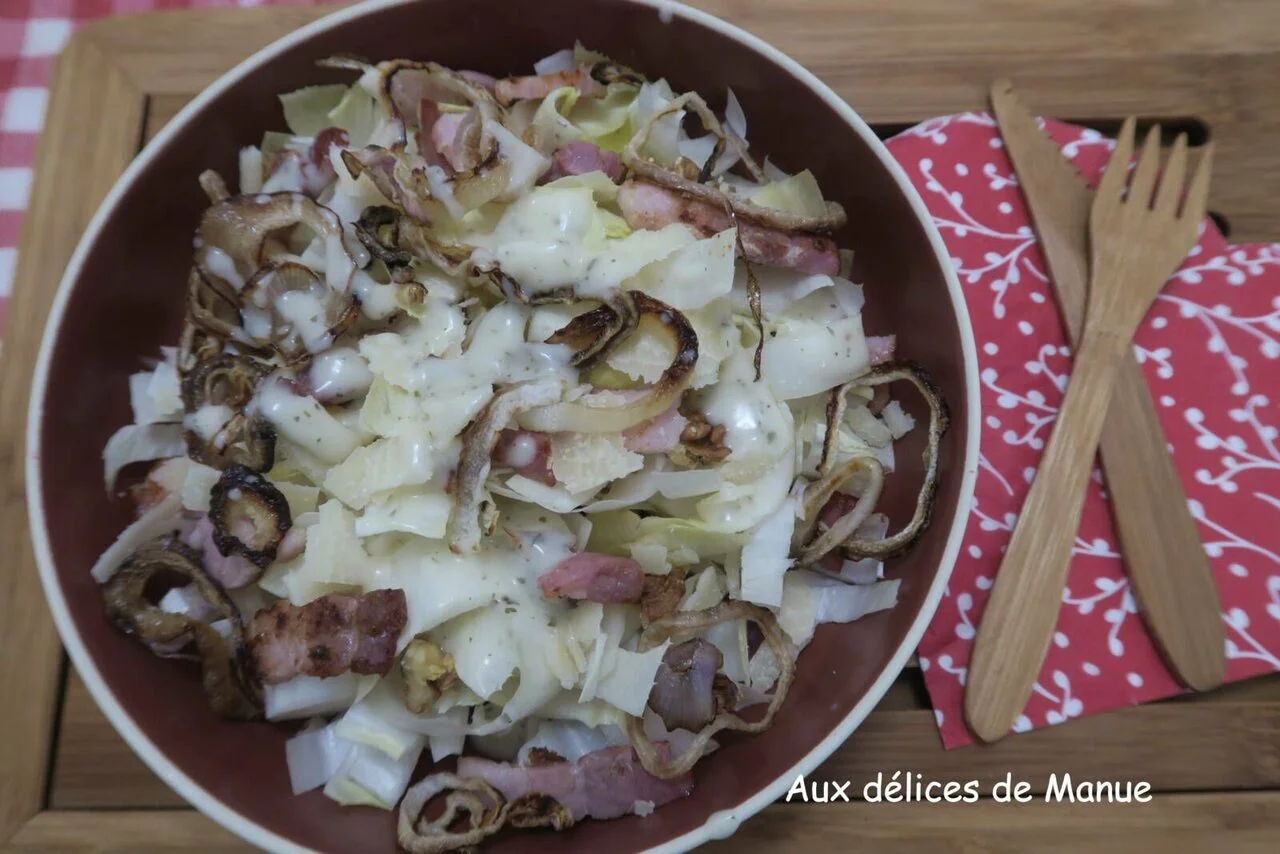 Salade d'endives aux lardons, noix et copeaux de parmesan