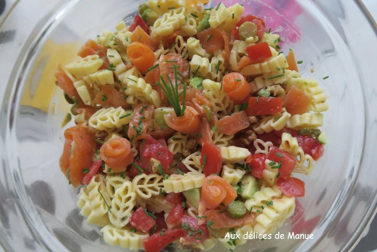 Salade de pâtes, truite fumée, avocat, tomates, cornichons et noix