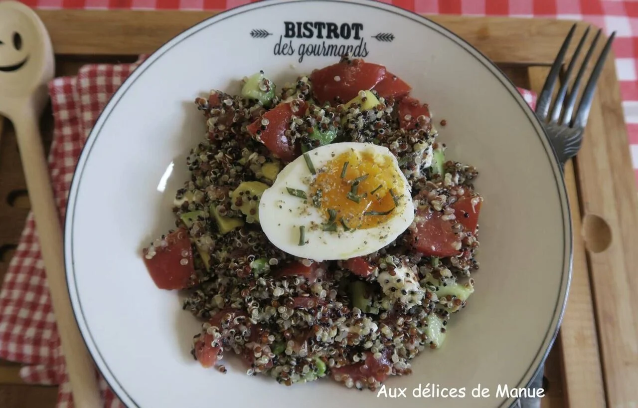 Salade quinoa, tomates, avocat, feta et œufs durs