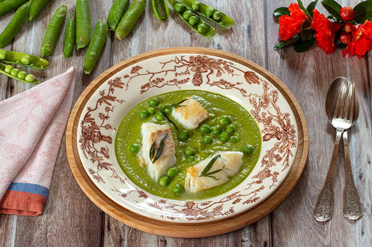 Nage de loup de mer à la crème de petits pois