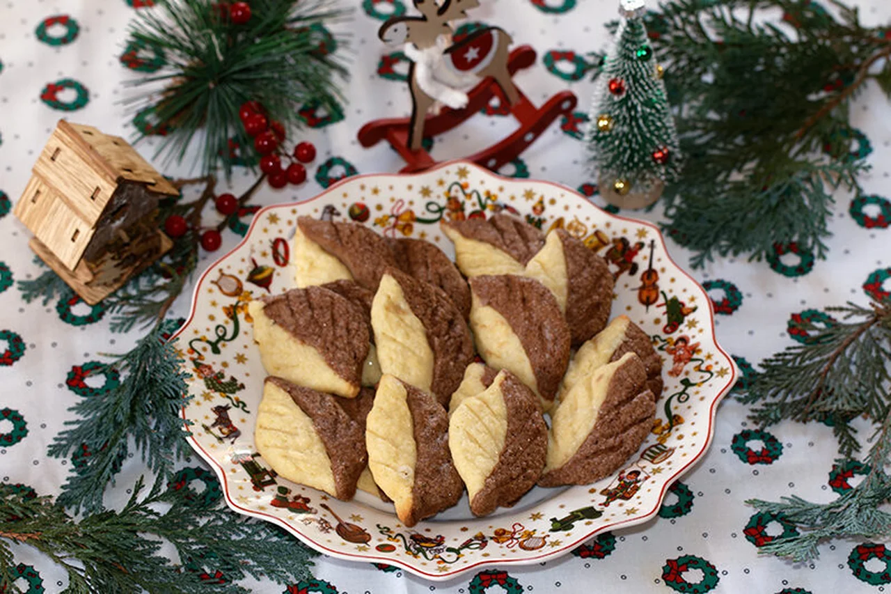 Sablés de Noël bicolores en forme de feuilles