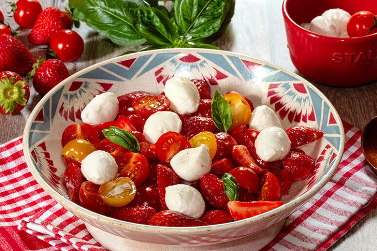 Salade de fraises, tomates cerises et bocconcini