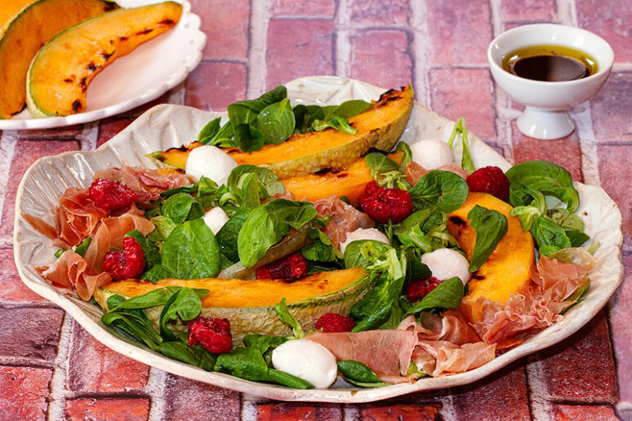 Salade de melon grillé, boconcini et jambon cru